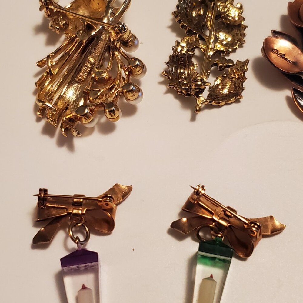 8 Pins or Brooches, items # A-1194-1201, wt.  105 grams. - Picture 10 of 15